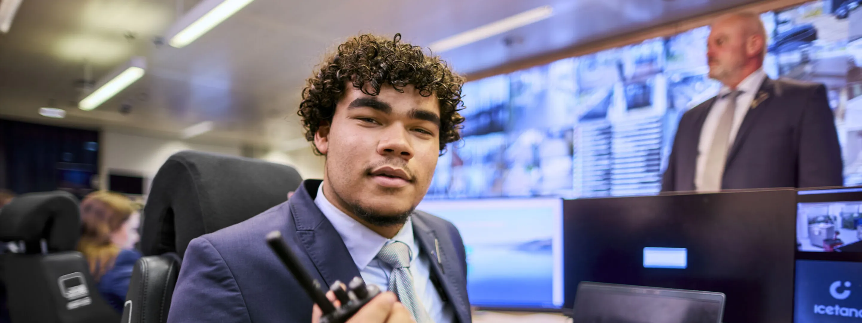 Student Beveiliger doet cameratoezicht op stage