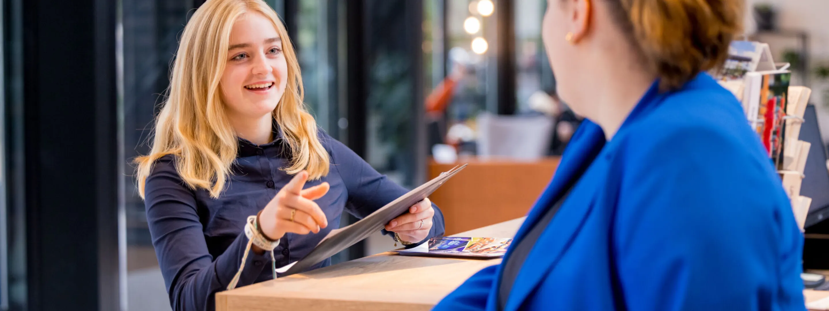 Student Event Manager staat bij balie