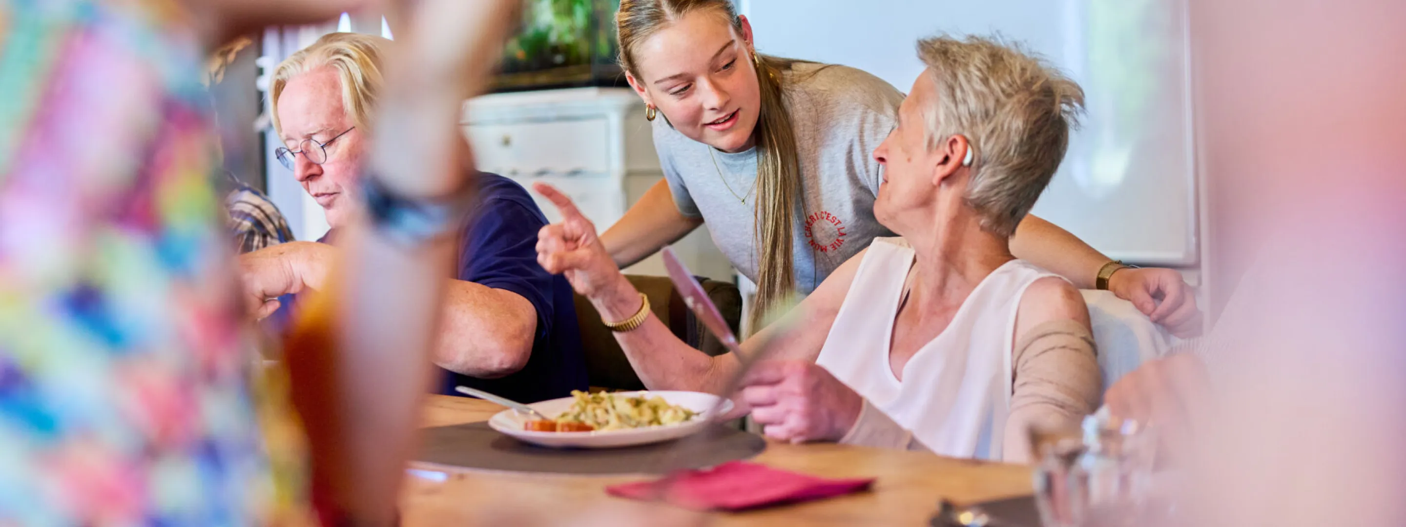 Student Maatschappelijke zorg maakt contact met ouderen