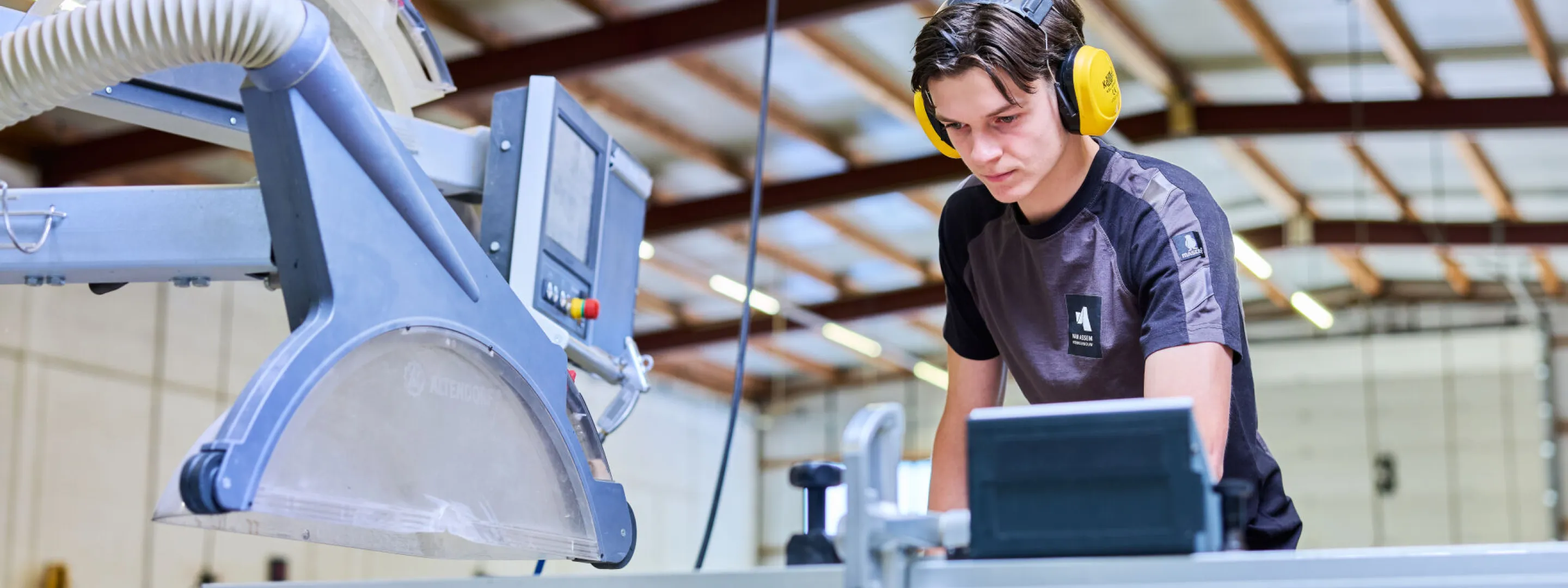 Student Interieur & Meubelmaken in actie op de werkplaats