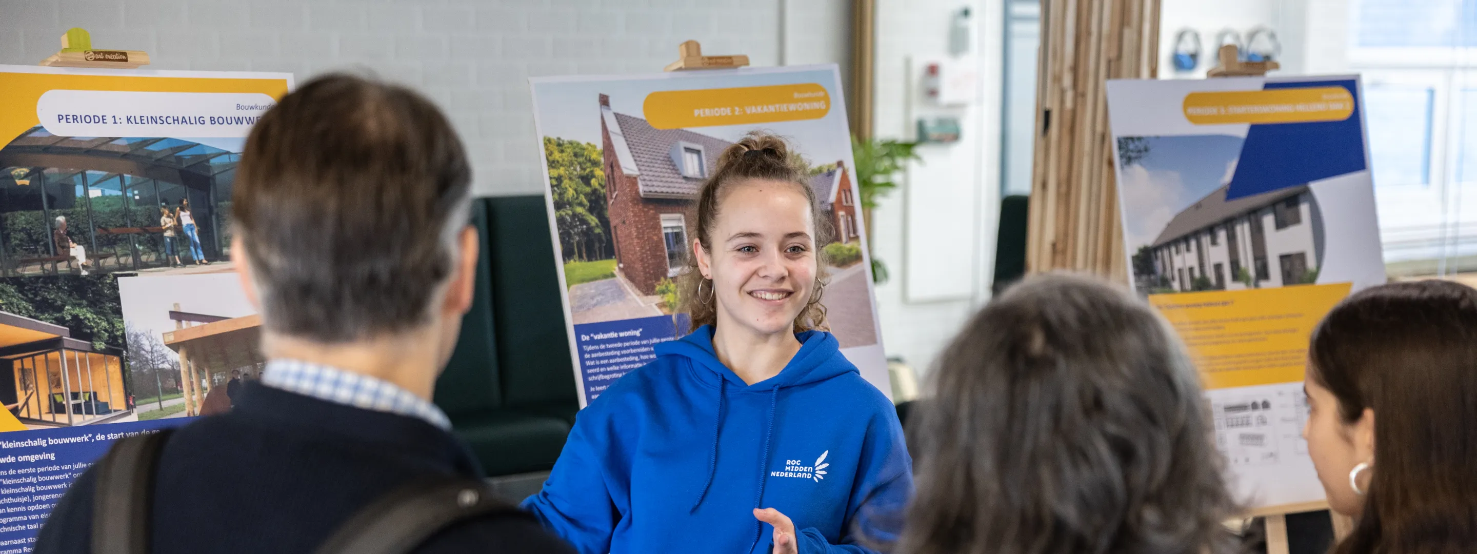 Student legt uit aan bezoekers tijdens open dag van ROC Midden Nederland.