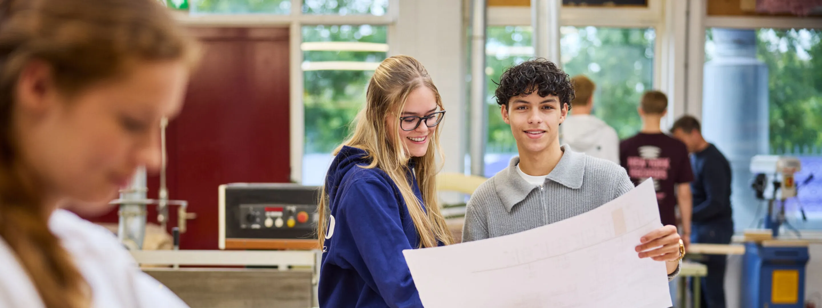 studenten-bouw-bekijken-bouwtekening