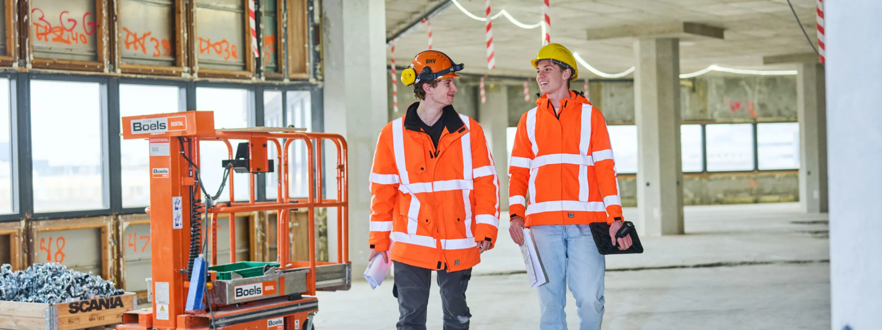 Studenten Bouwkunde op de bouwplaats