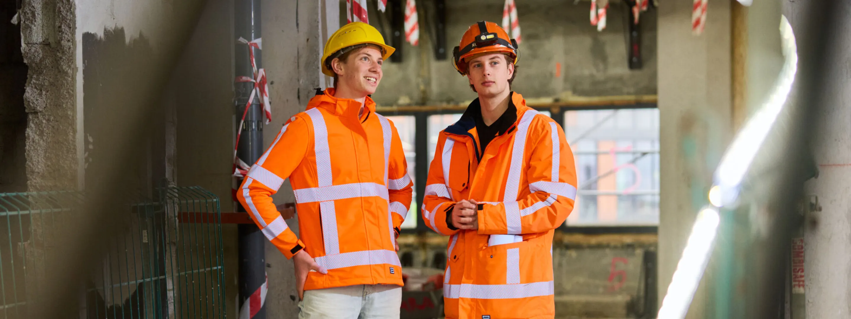Studenten Bouwkunde overleggen op de bouwplaats