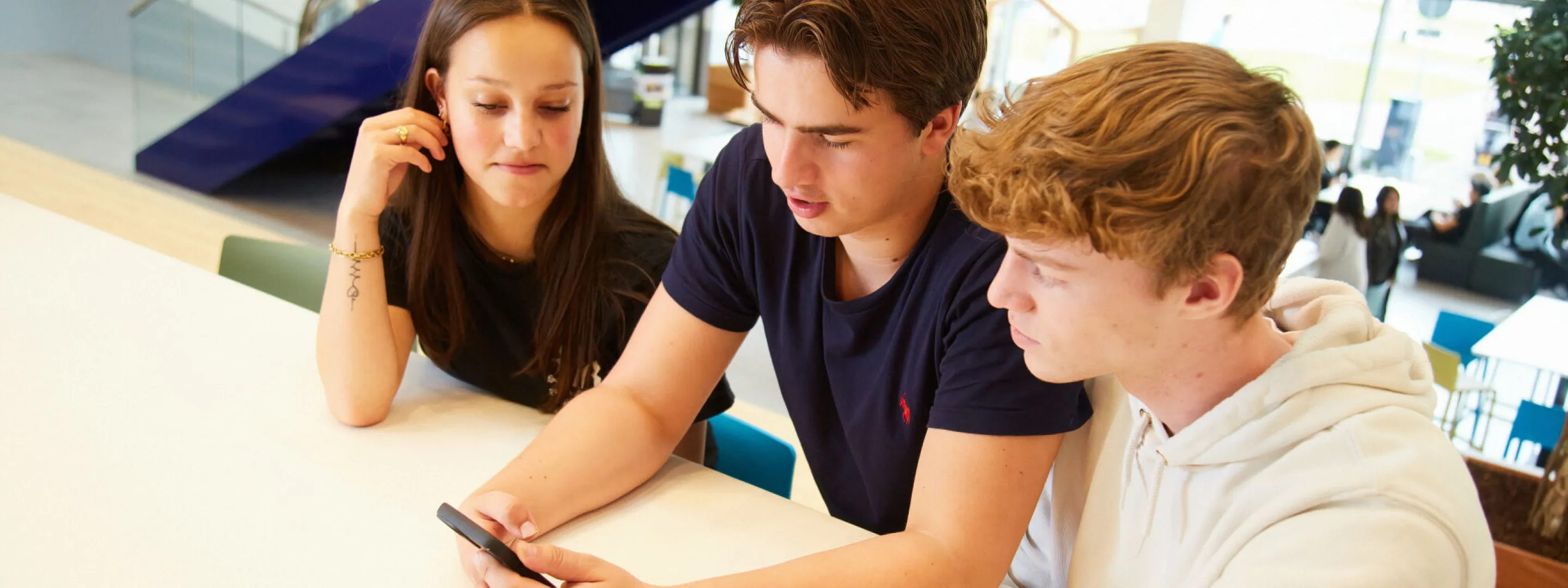 Studenten Business laten iets zien op telefoon op school