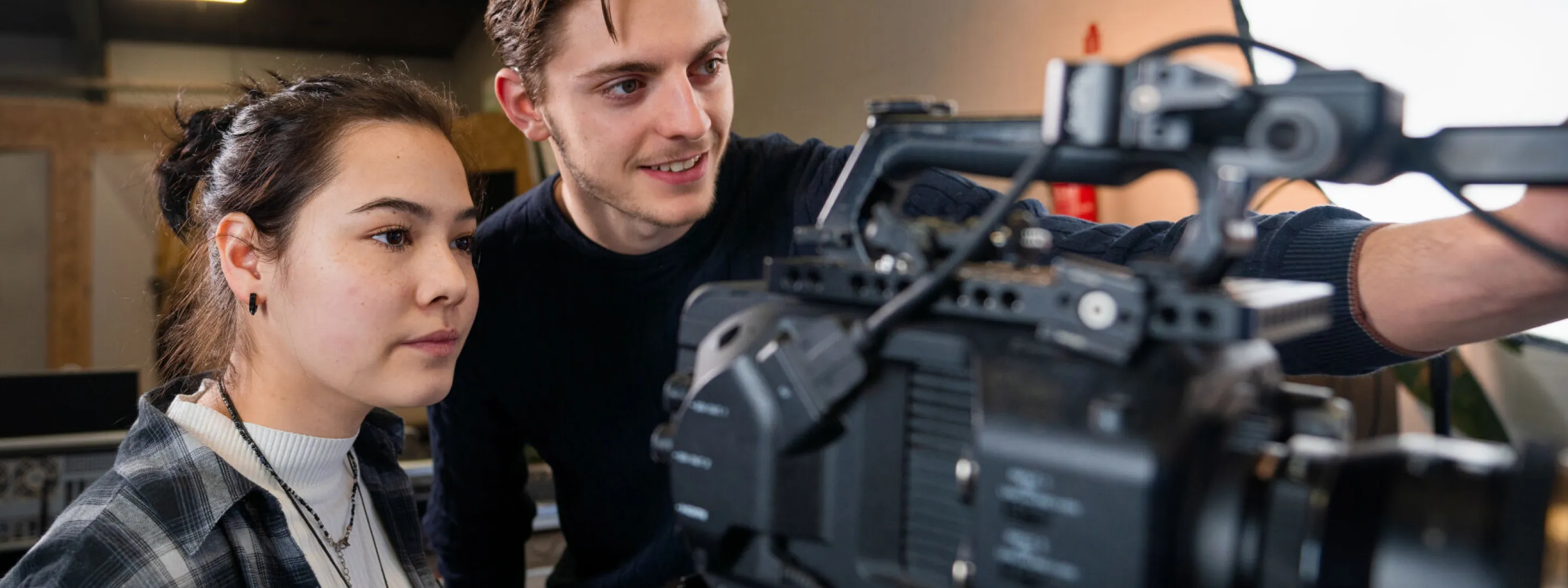 Studenten AV gebruiken videocamera