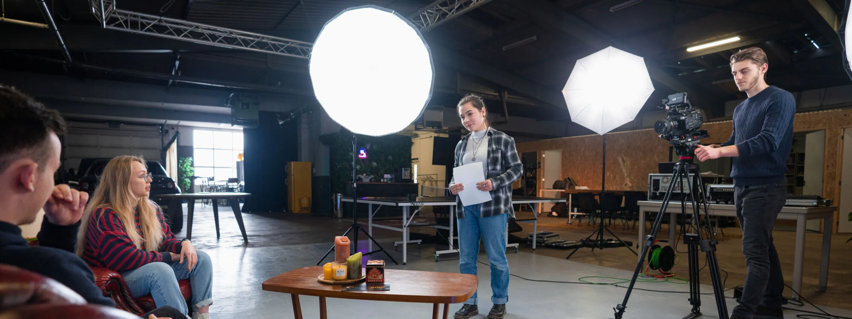 Studenten AV Creative filmen in studio