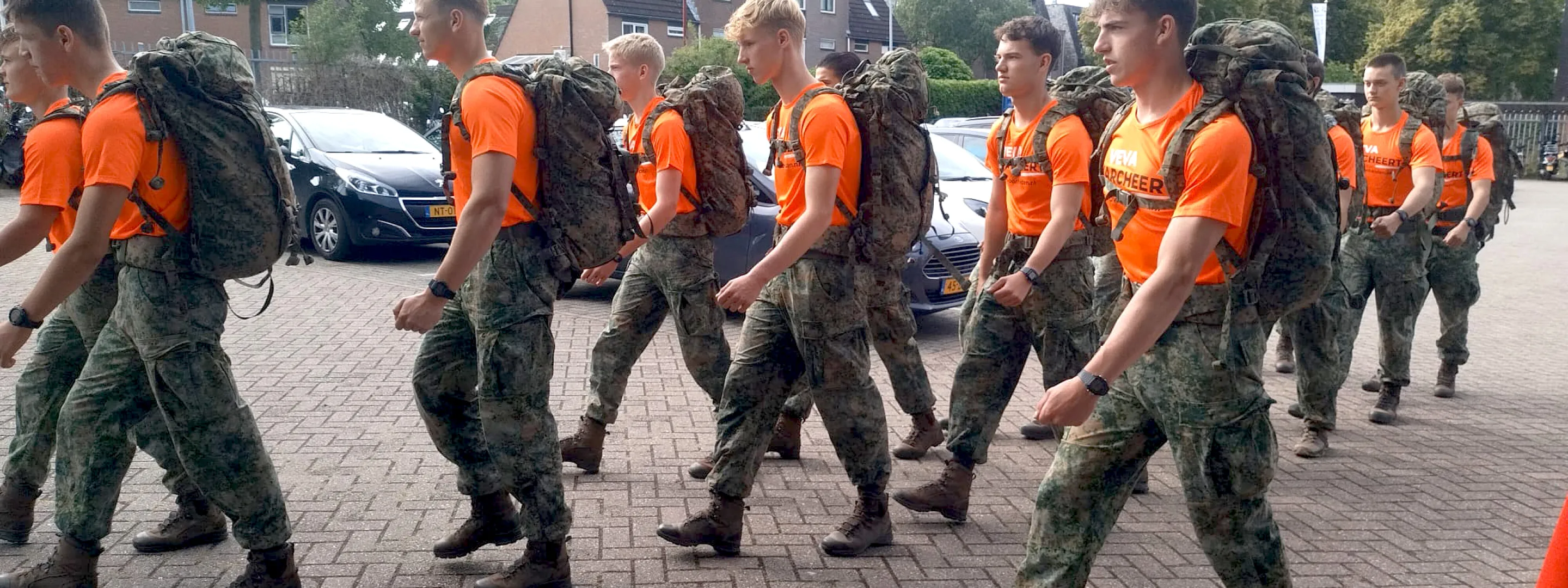 Studenten Defensie marcheren voor veteranen
