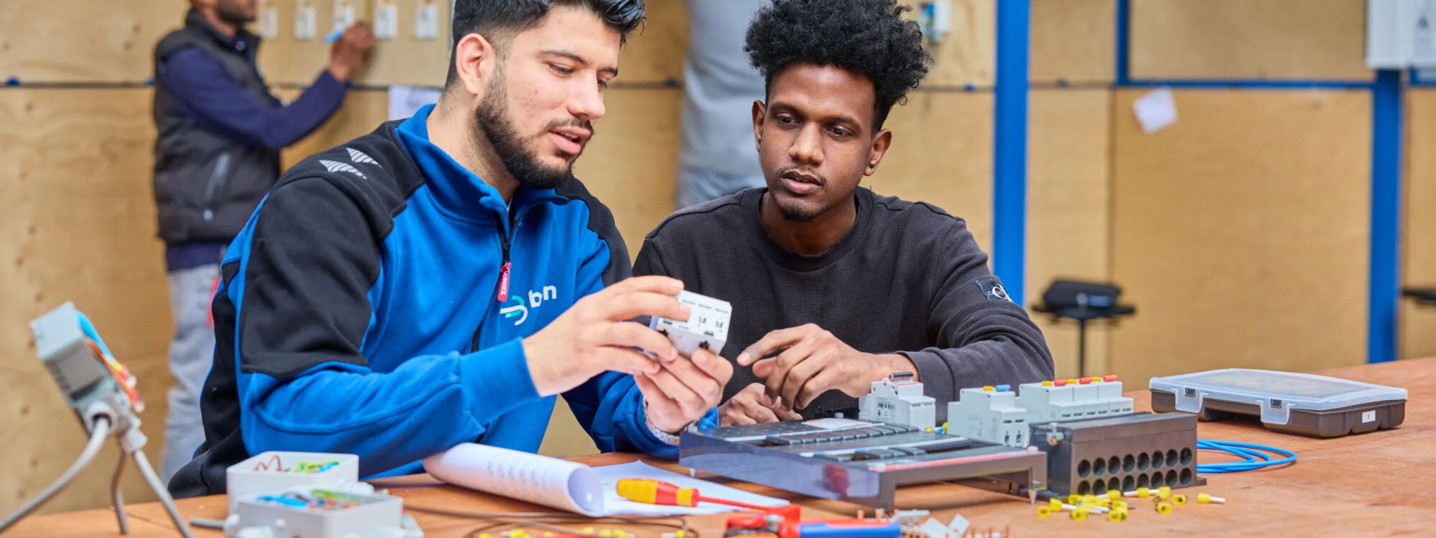 studenten elektrotechniek werken samen