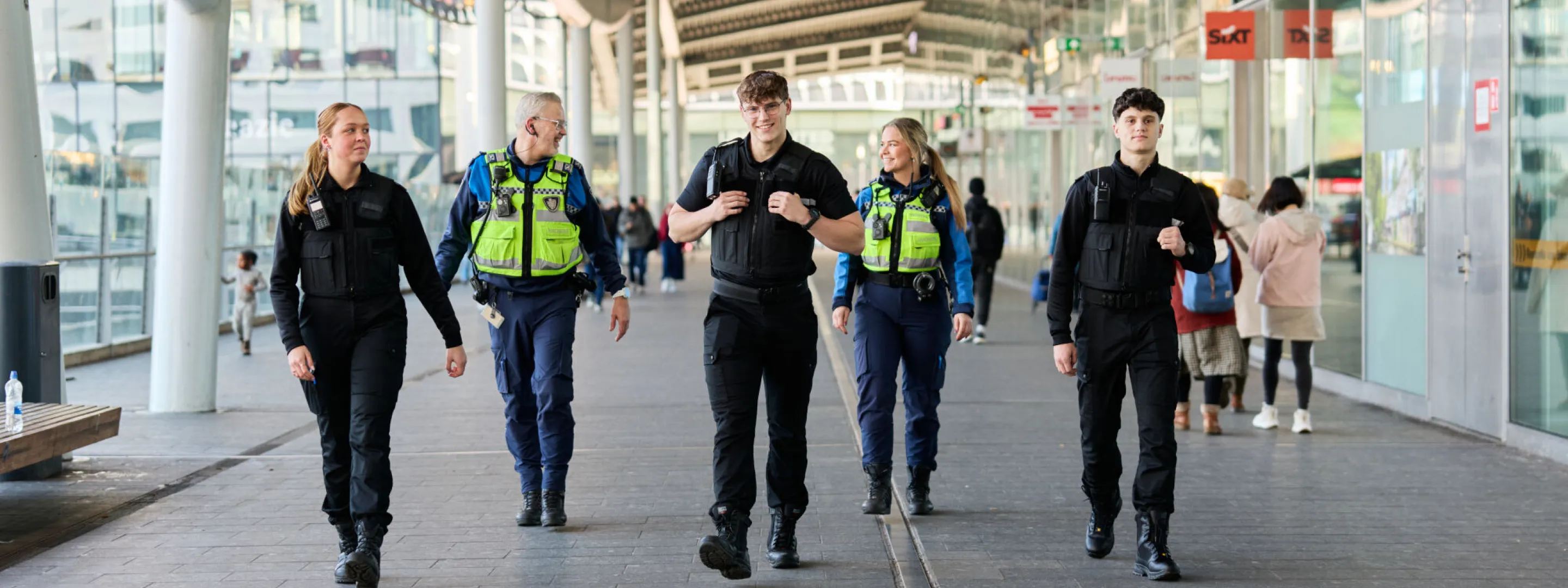 Studenten HTV lopen op straat met boa's