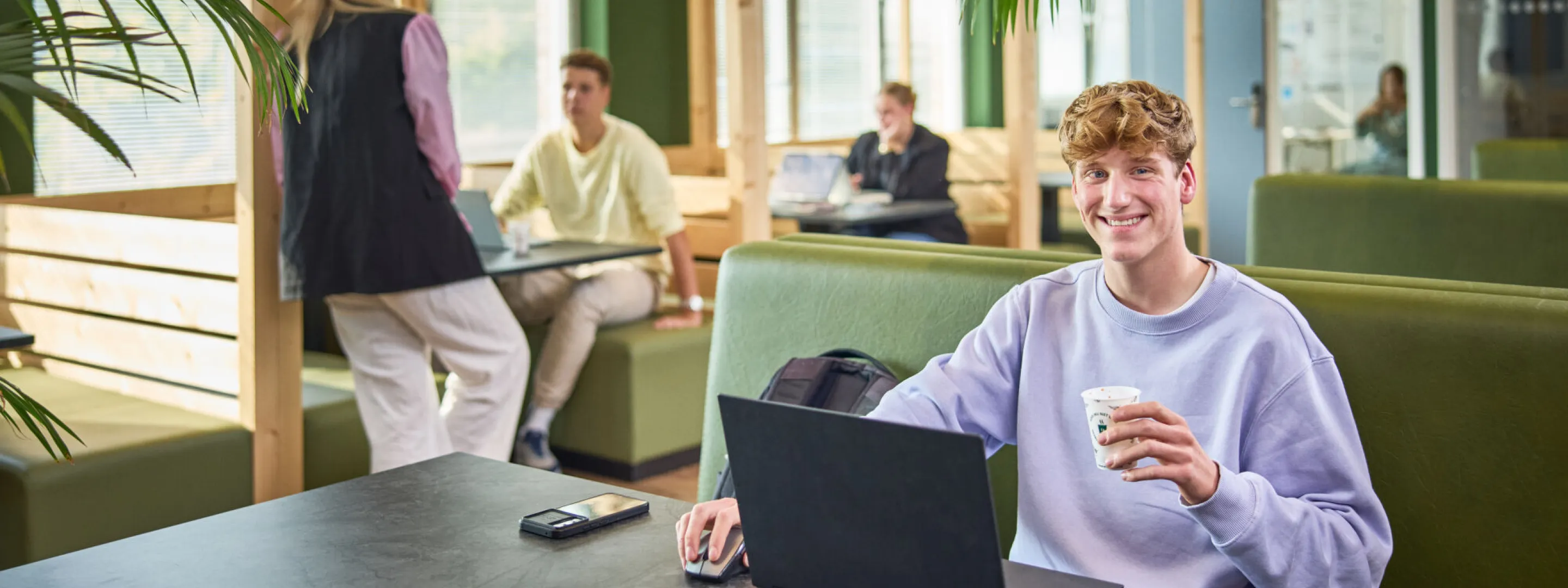 Studenten werken op 3e verdieping locatie Maatweg van Campus Amersfoort