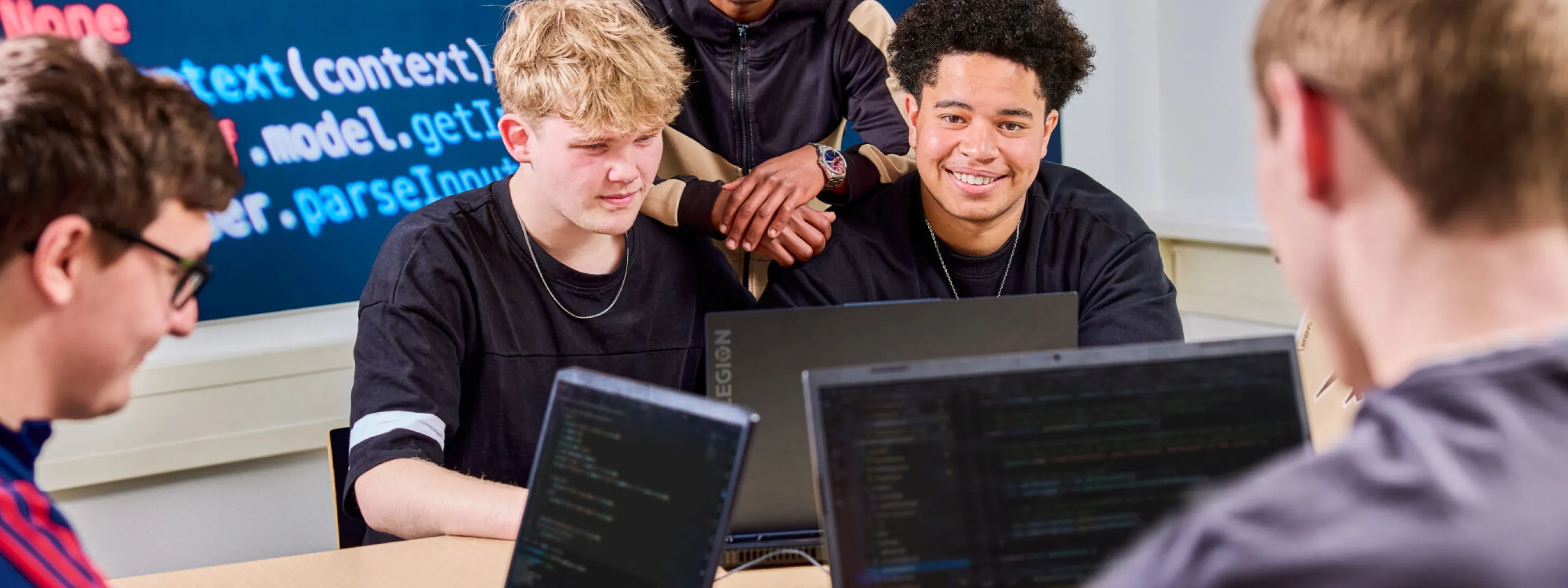 Studenten ICT College bekijken elkaars code