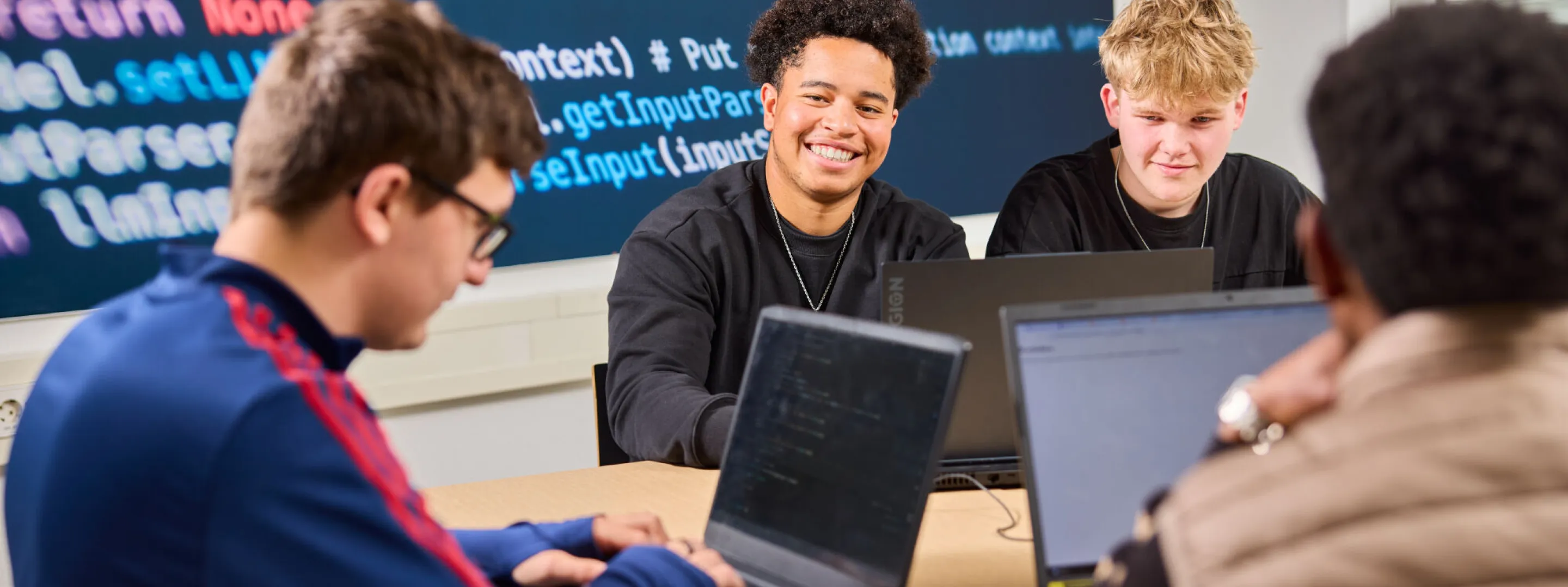 Studenten Software Developer ICT doen codeerproject in HTML