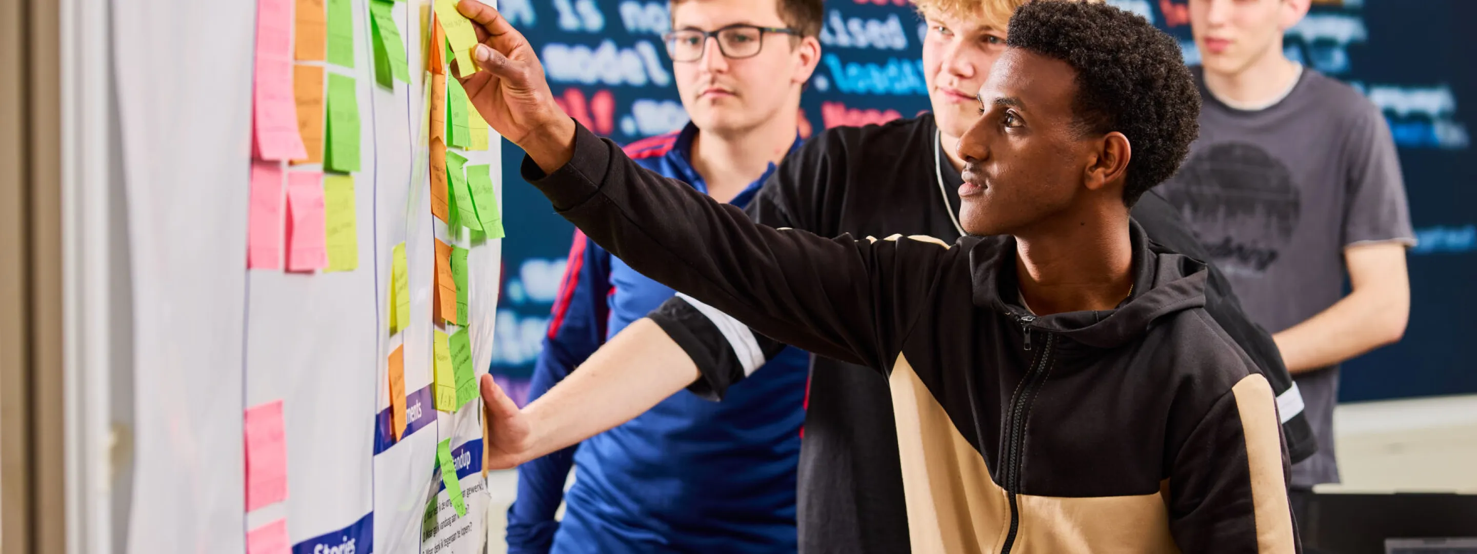 Studenten ICT College doen een scrum