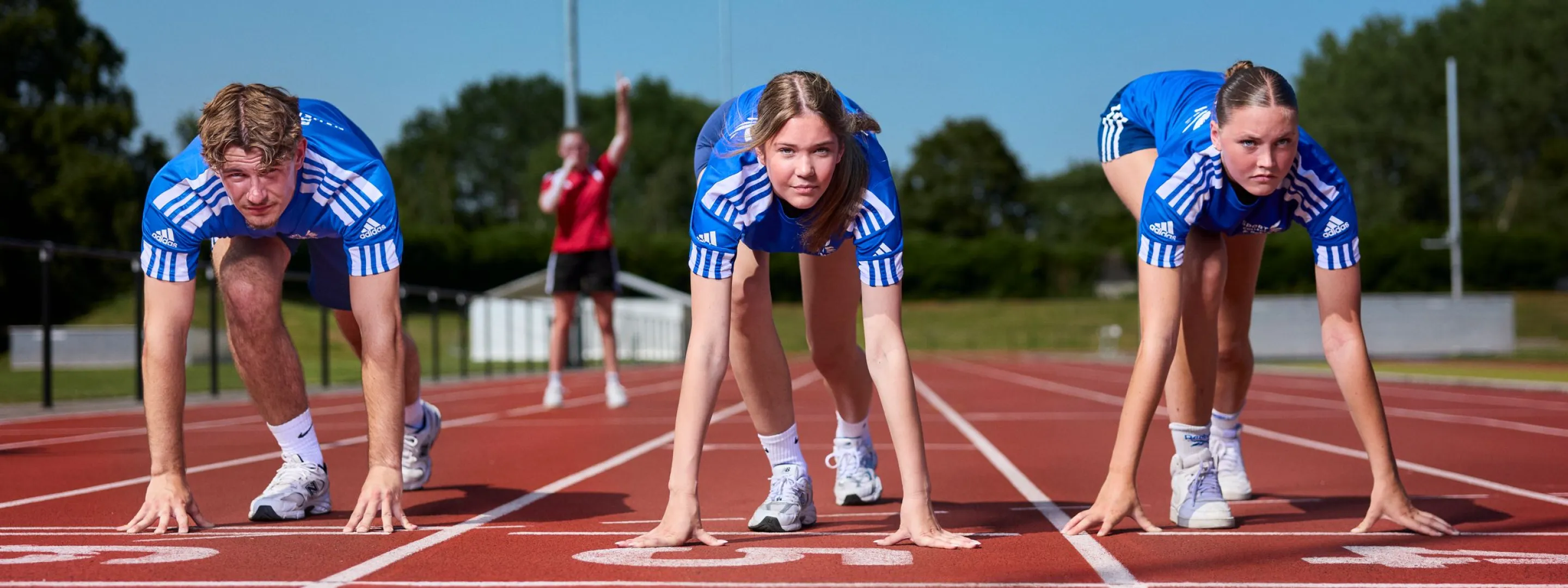 Studenten Sport College staan klaar om te sprinten op atletiekbaan