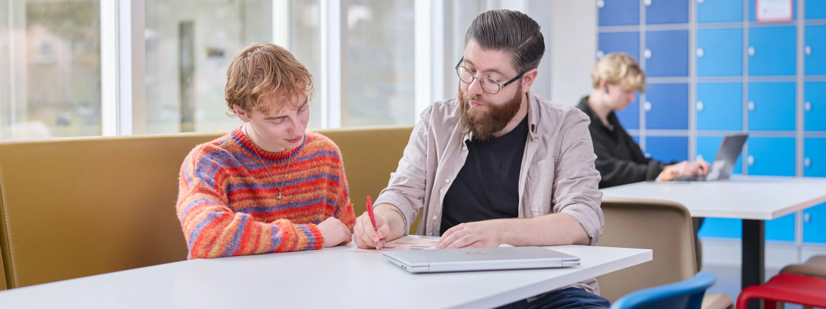 Docent VAVO Lyceum in contact met student