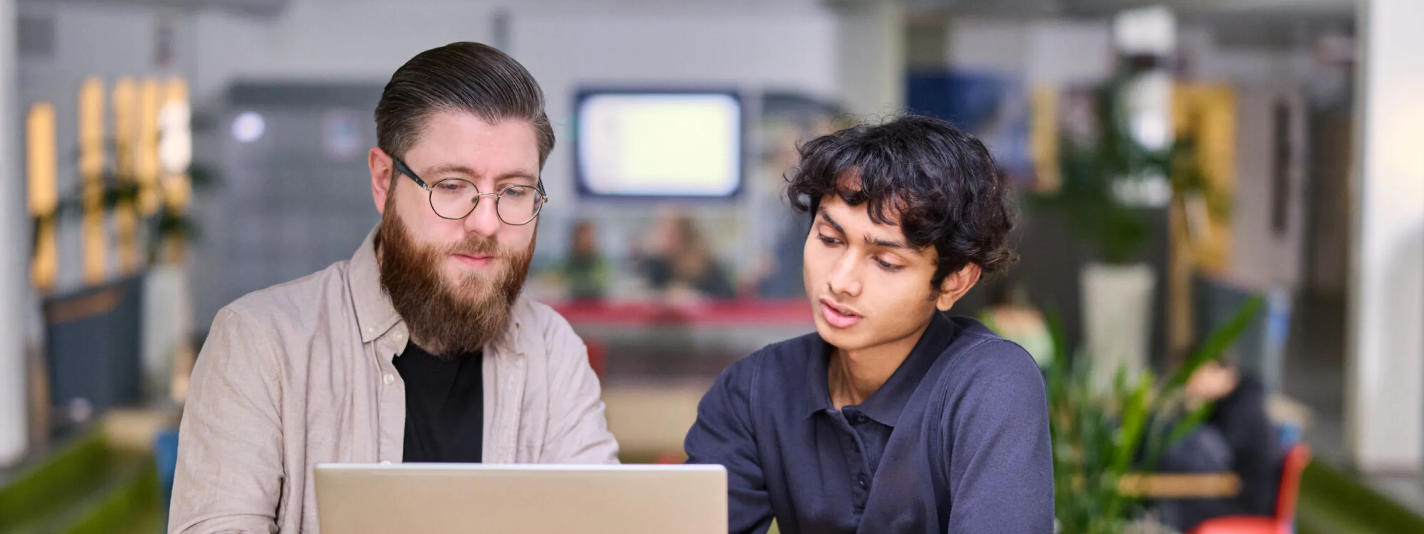 Vavo lyceum docent voert gesprek met student