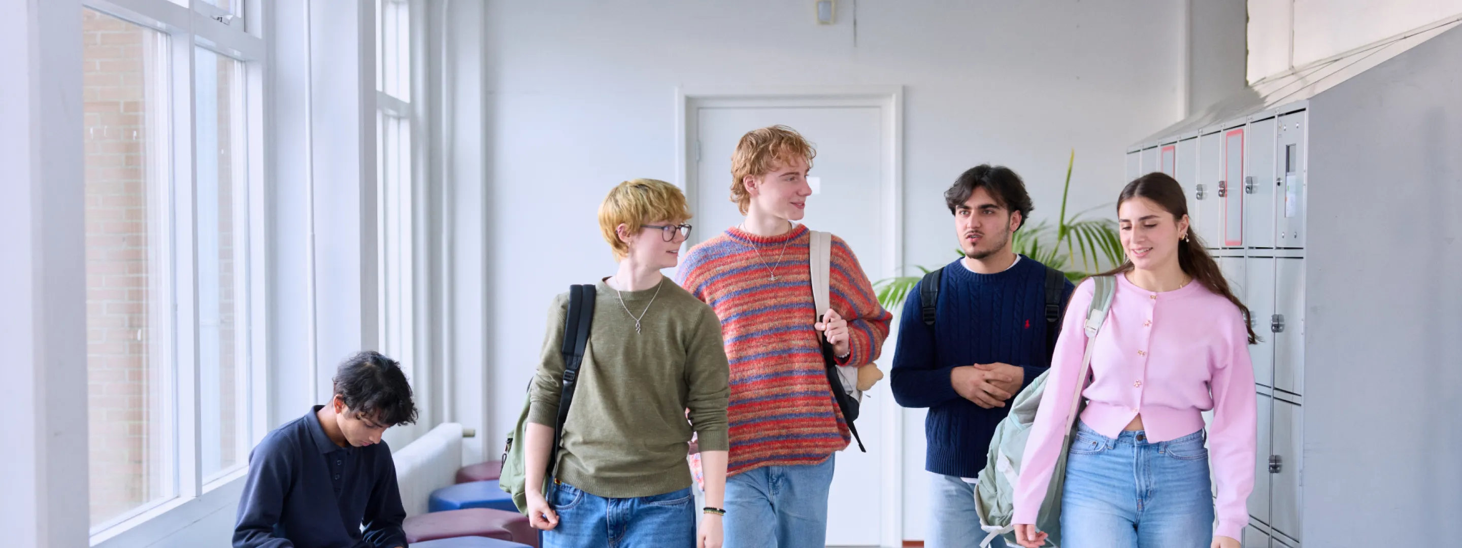 Studenten VAVO Lyceum lopen samen in de gang