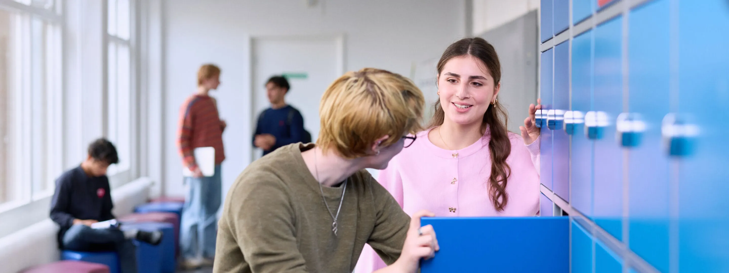 Studenten VAVO Lyceum staan bij de kluisjes