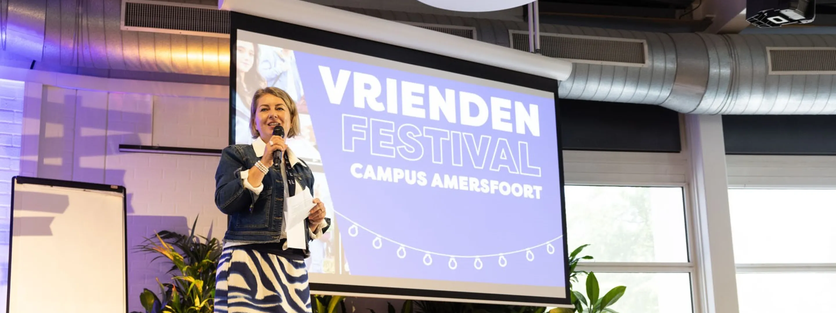 Directeur Syta de Boer spreekt voor 150 deelnemers tijdens Vriendenfestival Campus Amersfoort