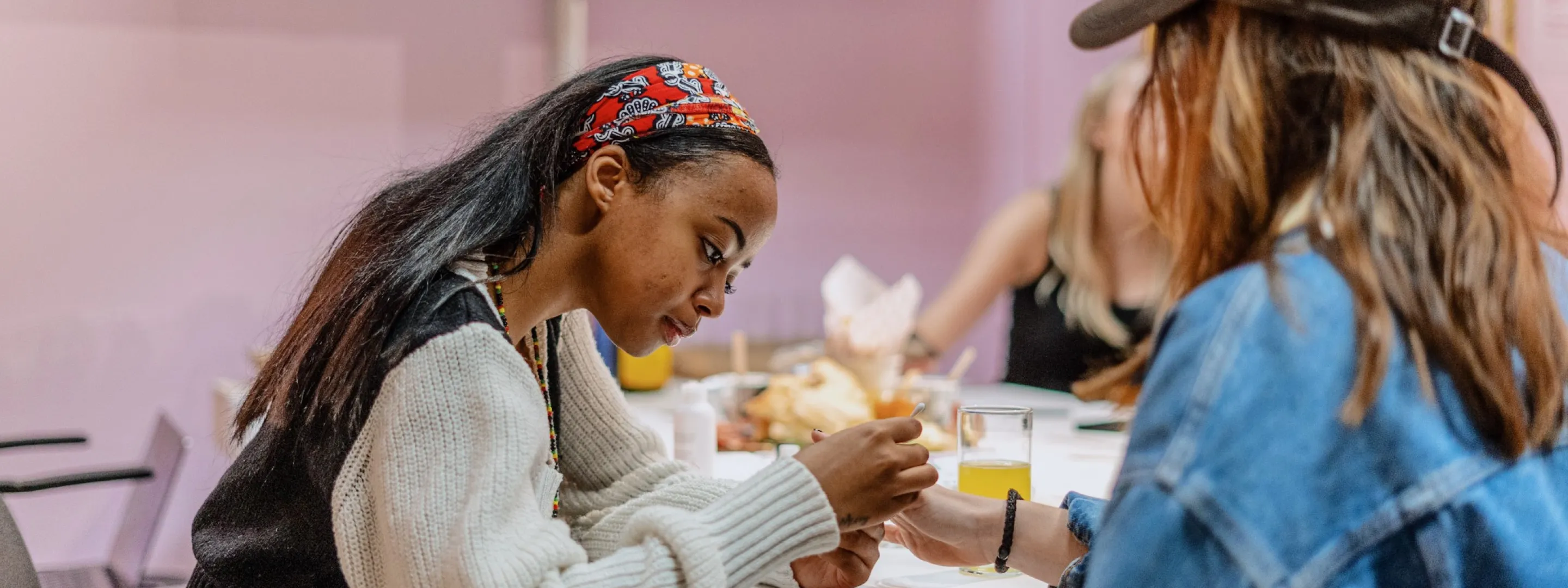 Student oefent nagelverzorging tijdens workshop Schoonheidsverzorging bij ROC Midden Nederland.